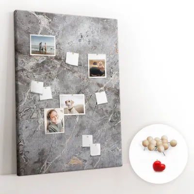 Imagen del producto de Tablero de corcho con chinchetas - Panel con chinchetas para fotografías y notas - 100x140 cm - 100 chinchetas de madera - Color mármol oscuro
