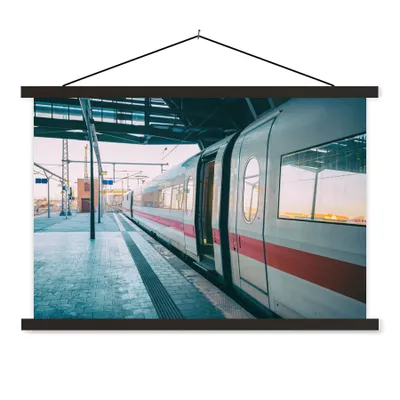 Produktbild von MuchoWow® Textilposter Schöner Zug auf dem Bahnsteig 120x80 cm mit schwarzem Rahmen - Wanddeko