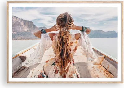 Produktbild von Gerahmtes Poster - Rahmen in heller Eiche - Frau Boot Rücken - 100x70 cm - Wand Bild - Wanddeko - Wandbilder - Kunstposter - Wandposter - Bilderrahmen - Bilder - Kunstdruck - P2NAA100x70-5059