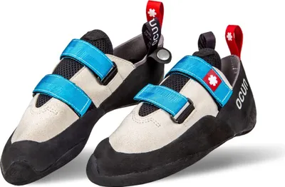 Kletterschuhe von Ocun in grau und schwarz mit blauen Klettverschlüssen und rotem Logo.
