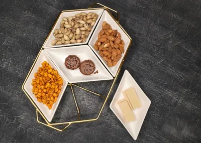 Produktbild von Leila Home Prizma Porzellan-Snackschalen Set mit Fassung in Gold 6-teilig