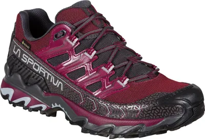 Wanderschuh für Damen; Modell "Ultra Raptor II Wide Woman Gtx" von La Sportiva in Dunkelrot und Schwarz; mit griffiger Sohle.