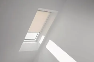 Produktbild von VELUX Rollo uni sandbeige mit weißem Rahmen solarFSC RSL FK06 4155KWL