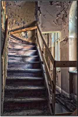 Produktbild von Wallario Wandbild Treppe in einem alten Haus, Größe: 61 x 91,50 cm, Poster mit schwarzem Aluminiumrahmen