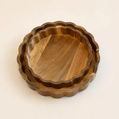 Image de Set de 2 plateaux décoratifs en bois d’acacia Ø 20 et Ø 25 cm bord ondulé