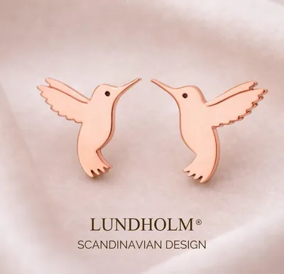 Produktbild von Lundholm Vivian Ohrstecker Damen Roségold Kolibri – Kleine Vogel Ohrringe 0,8 x 0,7 cm – Premium Edelstahl PVD – Hypoallergen Wasserfest