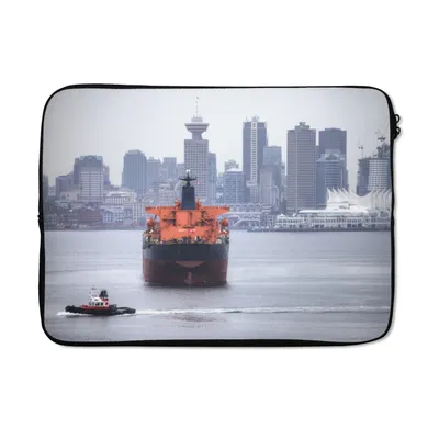 Produktbild von MuchoWow® Laptop Hülle 14 ZollSchlepper fährt an einem Frachtschiff vorbei Laptoptasche - Laptoptasche - Stoßsicher - Schutzhaube