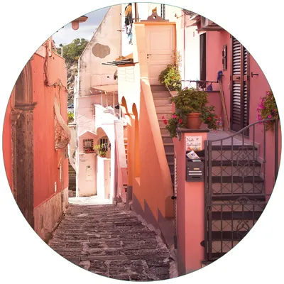 Produktbild von Wallario Premium Glasbild, freischwebende Optik, kräftige Farben, rund 50cm Durchmesser, Motiv Südländische Gasse- Italien bei Sonnenschein