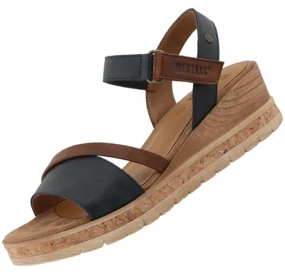 Das Bild zeigt eine dunkelblaue Sandale mit einem offenen Design und mehreren verstellbaren Riemen. Die Sandale ist von der Seite aus dargestellt und hebt die Form und die Details des Fußbetts hervor.