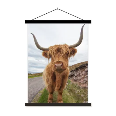 Produktbild von MuchoWow® Textilposter Schottischer Highlander - Hörner - Berg 60x80 cm mit schwarzem Rahmen - Plakathalter