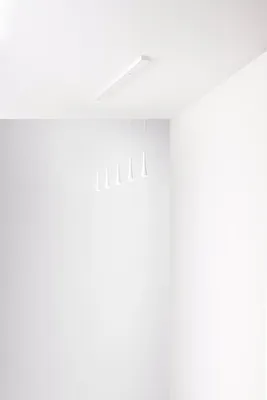 Obrázek produktu pro Moderní závěsné svítidlo z matně bílého kovu, LED lišta o výkonu 35 W, teplé bílé světlo (3000 K), výška nastavitelná až do 250 cm – Perenz