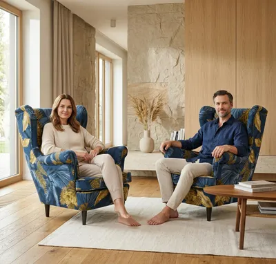 Produktbild von 2er-Set Ohrensessel ARI Poly – Goldene Monstera, Webstoff in Dunkelblau, Family Meble, KI-generiertes Bild