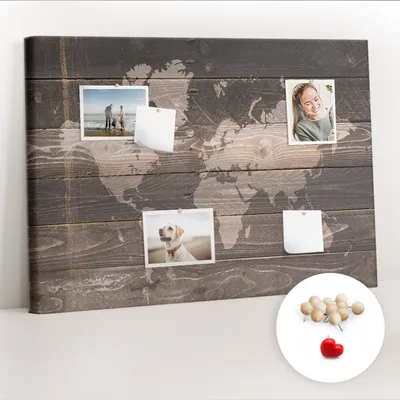Imagen del producto de Tablero de corcho con chinchetas – Tablero con chinchetas para fotografías y notas – 100x70 cm – 100 chinchetas de madera – Mapa del mundo en madera