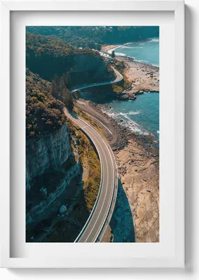 Produktbild von Straße am Meer aus der Vogelperspektive– Wandbild mit Rahmen – Gerahmtes Bild  – Wanddekoration – 40x60 cm – Weiß