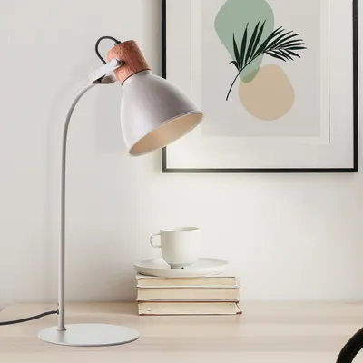Produktbild von BRILLIANT moderne Tischleuchte Erena in taupe| schwenkbarer Kopf | Metall/Holz | 1x E27 max. 40 W | Höhe 52cm