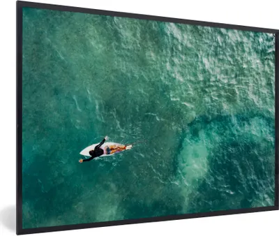 Produktbild von MuchoWow® Gerahmtes Poster Surfer, der paddelt 90x60 cm - Poster mit Schwarzem Bilderrahmen Wandposter Rahmen Foto Bilder - Fotorahmen - Foto-Plakat