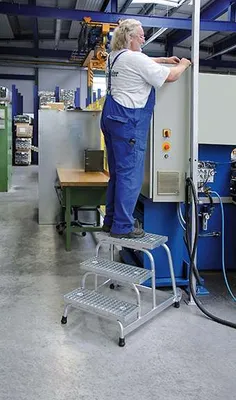 Produktbild von Günzburger Steigtechnik Arbeitspodest starr Stahl-Gitterrost mit Rollen 3 Stufen - 051019