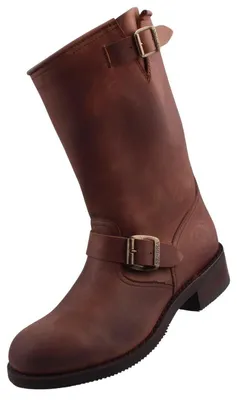 Auf dem Bild ist ein brauner Stiefel zu sehen der eine elegante Silhouette hat. Der Stiefel wird von der Seite dargestellt und zeigt ein ansprechendes Design.