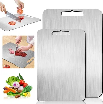 Immagine prodotto di Set di taglieri in acciaio inossidabile Ibenzoa® (2 pezzi) – dimensioni 29x20 cm e 25x15 cm, colore argento, realizzato in lega di acciaio inossidabile e titanio, con due lati (uno per frutta/verdura e uno per carne), resistente alla ruggine e non poroso, ideale per la cucina e per l'uso all'aperto