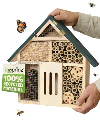 Produktbild von Insektenhotel Wetterfest zooprinz | Massivholz | Aufhängbar | 31 x 28,5 cm | Bambus Holzspäne Holzlöcher Kiefernholz Tannenzapfen