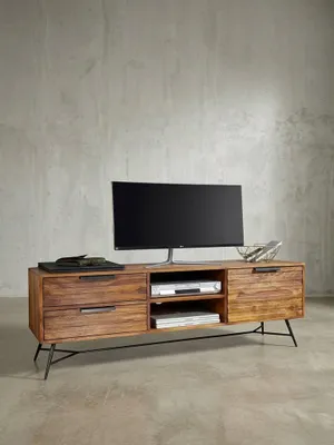Frontansicht des 160x54x40 cm großen TV-Lowboards aus Massivholz. Das Design-Hifi-Board zeigt geräumige Schubladen, offene Fächer und filigrane schwarze Metallbeine im modernen Look_#sku_BARWL5.584#