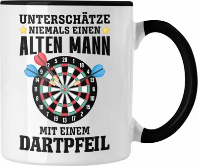 Produktbild von Trendation - Dart Tasse Unterschätze Niemals Einen Alten Mann Mit Einem Dartpfeil Spruch Männer Dart-Spieler Geschenkidee (Schwarz)