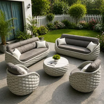 Productafbeelding van Gardeermeubelset bestaande uit 5 delen: 2 losse stoelen, 2 driezitsbanken en 1 tafel. Gemaakt van weerbestendig en waterdicht polyrotan, ideaal voor tuin en balkon. Kleur: crèmekleurig /TBSF-B/