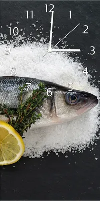 Produktbild von Wallario Design Wanduhr Fischmenü - Frischer Fisch auf Salz mit Zitronen aus Echtglas, Größe 30 x 60 cm