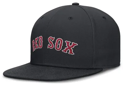 Produktbild von Nike Mlb Boston Red Sox Dri-fit True Structured Round Bill Fitted Kappe Schwarz 7 1/4 Schwarz 7 1/4