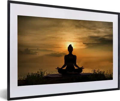Produktbild von MuchoWow® Gerahmtes Poster Die Silhouette von jemandem, der in der Abenddämmerung Yoga macht 60x40 cm - Poster mit Schwarzem Bilderrahmen Wandposter Rahmen Foto Bilder - Schlafzimmer - Plakat in Rahmen - Drucken