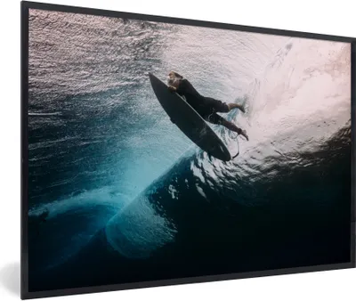Produktbild von MuchoWow® Gerahmtes Poster Surfer taucht 90x60 cm - Poster mit Schwarzem Bilderrahmen Wandposter Rahmen Foto Bilder - Fotorahmen - Foto-Plakat