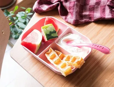Obrázok produktu pre Delený silikónový tanier + lyžička 2. veková kategória - ružová