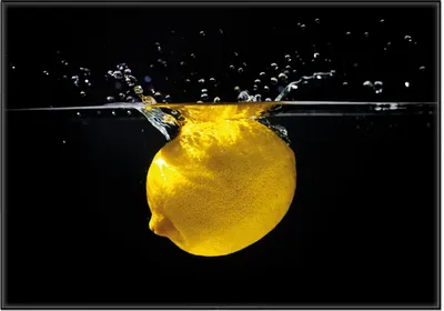 Produktbild von Wallario Wandbild Zitrone im Wasser - Frisches Obst für die Küche, Größe: 70,30 x 100,30 cm, Poster mit schwarzem Aluminiumrahmen