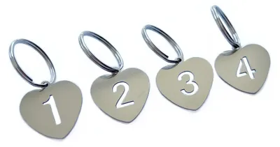 Produktbild von Omgoods – Schlüsselanhänger in Herzform aus Edelstahl mit Ringen und nummerierten Identifikationsanhängern (1-50)