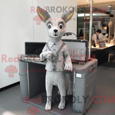 Produktbild von Maskottchenkostüm REDBROKOLY Silber Reh mit Spielanzug und Aktentasche