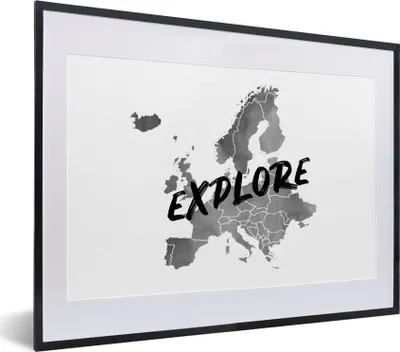 Produktbild von MuchoWow® Gerahmtes Poster Europakarte in grauer Aquarellfarbe mit dem Text "Explore" über den Ländern - schwarz-weiß 40x30 cm - Poster mit Schwarzem Bilderrahmen Wandposter Rahmen Foto Bilder - Bilderrahmen - Poster im Rahmen