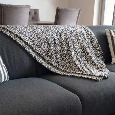 Immagine prodotto di Uniqoos® Bellatio: Coperta in pile con motivo leopardo marrone, 120 x 160 cm, realizzata in poliestere morbido (200 g), ideale come plaid caldo per divano e letto