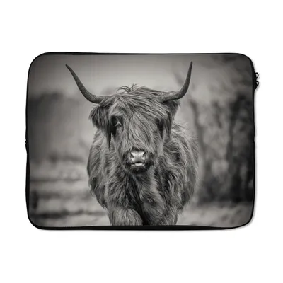 Produktbild von MuchoWow® Laptop Hülle 17 Zoll Laptoptasche Schottischer Highlander - Schwarz und Weiß - Zipper - Schutzabdeckung