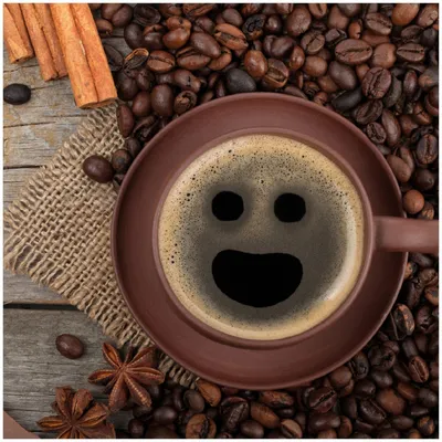 Produktbild von Wallario Memoboard Magnettafel aus Glas, Größe 50 x 50 cm, Motiv Lustige Kaffeetasse mit einem Lächeln - Kaffeebohnen und Zimt