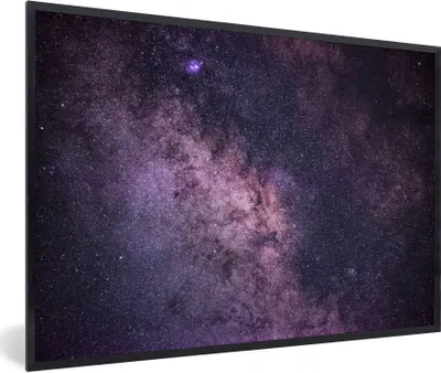 Produktbild von MuchoWow® Gerahmtes Poster Die Milchstraße mit violettem Schimmer 30x20 cm - Poster mit Schwarzem Bilderrahmen Wandposter Rahmen Foto Bilder - Kunstdruck - Bild-Poster