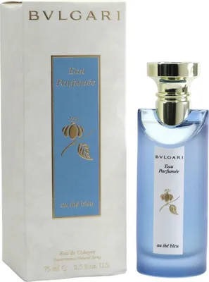 Luxuriöse Parfümflasche Bvlgari Eau Parfumée au thé bleu mit goldener Kappe neben eleganter Verpackung in Blau und Cremefarben.