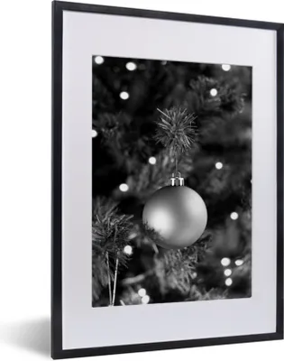 Produktbild von MuchoWow® Gerahmtes Poster Weihnachtskugel - Weihnachtsdekoration - schwarz und weiß 30x40 cm - Poster mit Schwarzem Bilderrahmen Wandposter Rahmen Foto Bilder - Wandposter Schlafzimmer