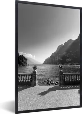 Produktbild von MuchoWow® Gerahmtes Poster Promenade am Gardasee - schwarz und weiß 60x90 cm - Poster mit Schwarzem Bilderrahmen Wandposter Rahmen Foto Bilder - Kunst