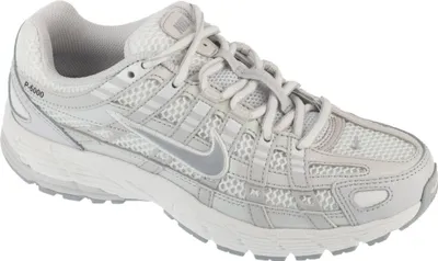 Produktbild von Nike P-6000 Damen Sneaker Grau Weiß mit Mesh-Overlays und dämpfender Zwischensohle