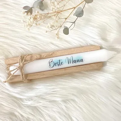 Produktbild von Stabkerze mit Spruch „Beste Mama“ zum Muttertag, Geschenkkerze mit türkisfarbenem Kerzentattoo