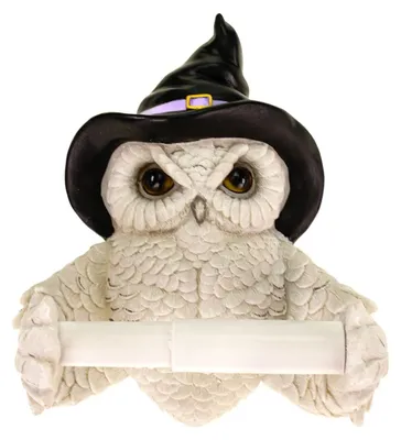 Produktbild von Toilettenpapierhalter Schneeeule mit schwarzem Hexenhut, KI-generiertes Bild