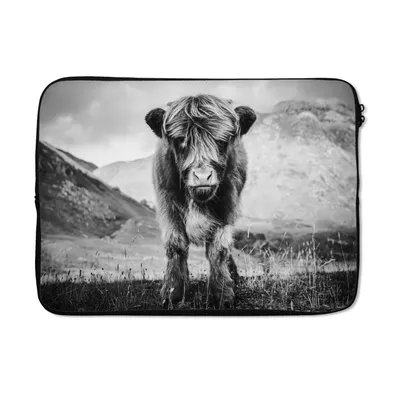 Produktbild von MuchoWow® Laptop Hülle 14 ZollSchottischer Highlander - Berg - Schwarz - Weiß Laptoptasche - Laptoptasche - Stoßsicher - Schutzhaube