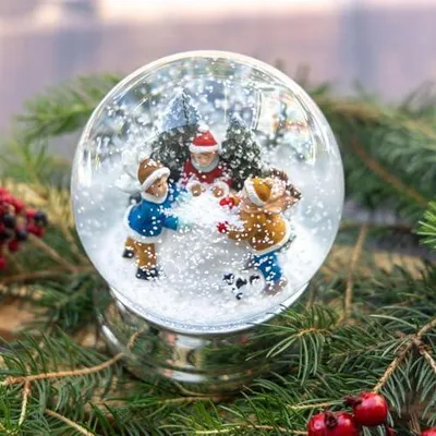 Produktbild von Schneekugel mit spielenden Kindern – dekorative Glaskugel mit Schnee und versilbertem Sockel, ca. Ø 10 cm x Höhe 12 cm, winterliche Tischdekoration und Geschenkidee
