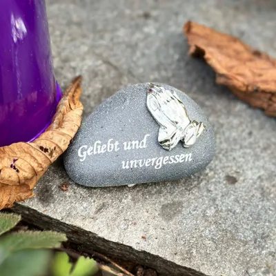 Produktbild von eberin · Urnengrab Gedenkstein "betende Hände" / Trauerspruch "geliebt und unvergessen" Anthrazit