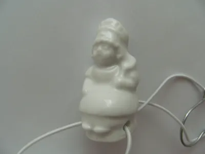 Produktbild von Porzellan Tropfenfänger Köchin, weiß, für Kaffee- oder Teekannen, Figur Koch Figuren